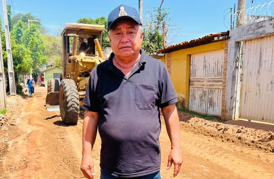 Secretário acompanha serviços de terraplanagem no bairro Morro da Onça