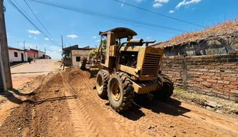 Trator realiza terraplanagem para pavimentação de ruas