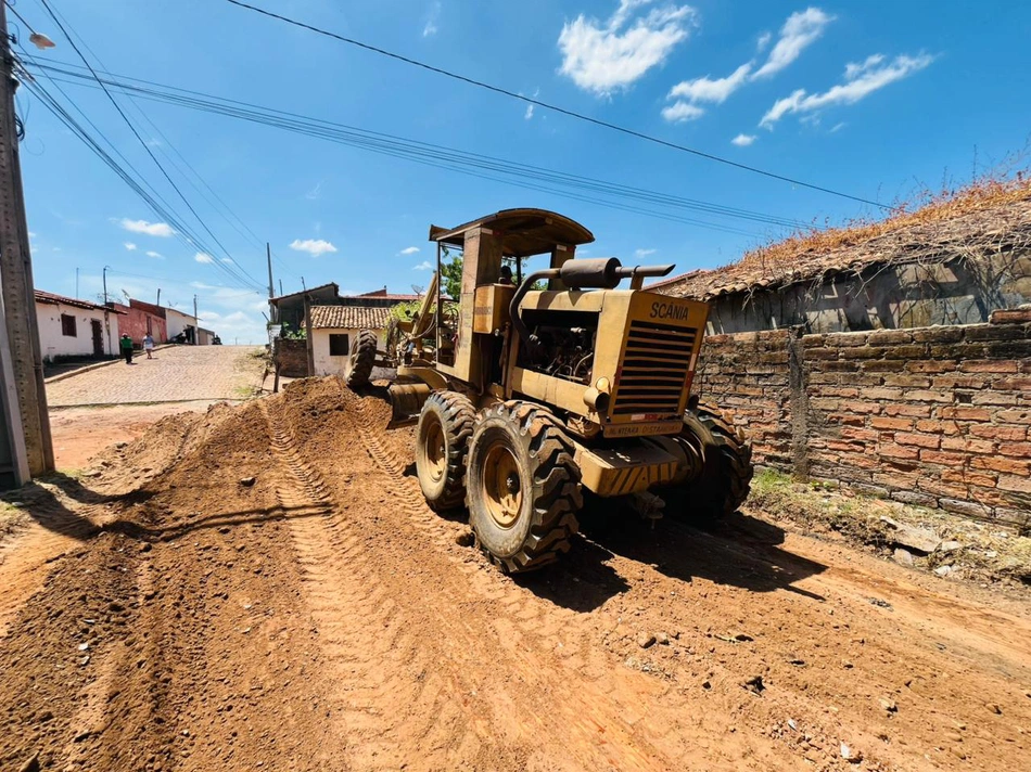 Trator realiza terraplanagem para pavimentação de ruas