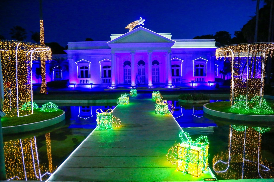 Palácio de Karnak decorado para o Natal