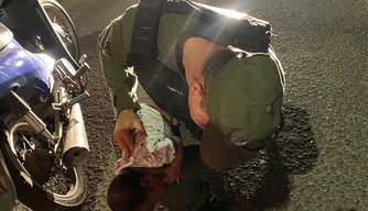 Policial socorre recém-nascido engasgado