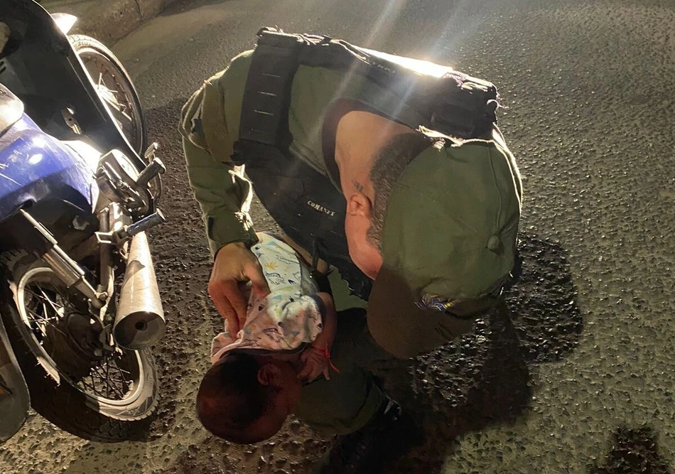 Policial socorre recém-nascido engasgado