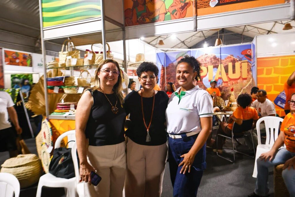 A secretária Rejane Tavares no estande da Cajuespi