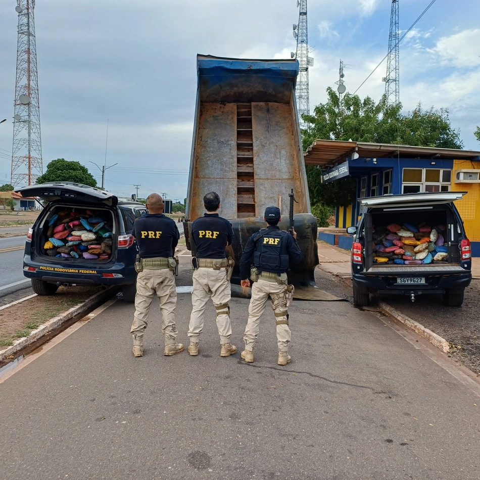 PRF apreende 350 kg de drogas durante fiscalização em Picos