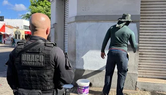 Operação de remoção de muros com pichações de organizações criminosas no litoral piauiense