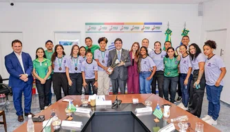 Rafael Fonteles e delegação da Seleção Feminina de Futebol do Piauí
