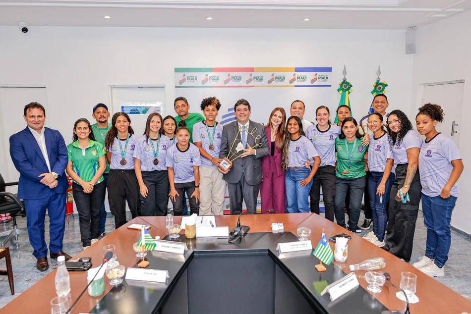 Rafael Fonteles e delegação da Seleção Feminina de Futebol do Piauí