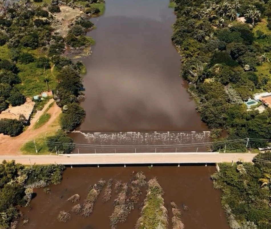 Rio Marataoan em Barras