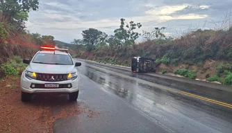 Caminhonete tomba após perder o controle ao passar em curva no município de Cristalândia