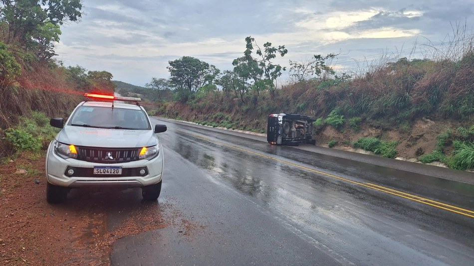 Caminhonete tomba após perder o controle ao passar em curva no município de Cristalândia