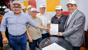 Governador Rafael Fonteles assina novos contratos durante Expoapi