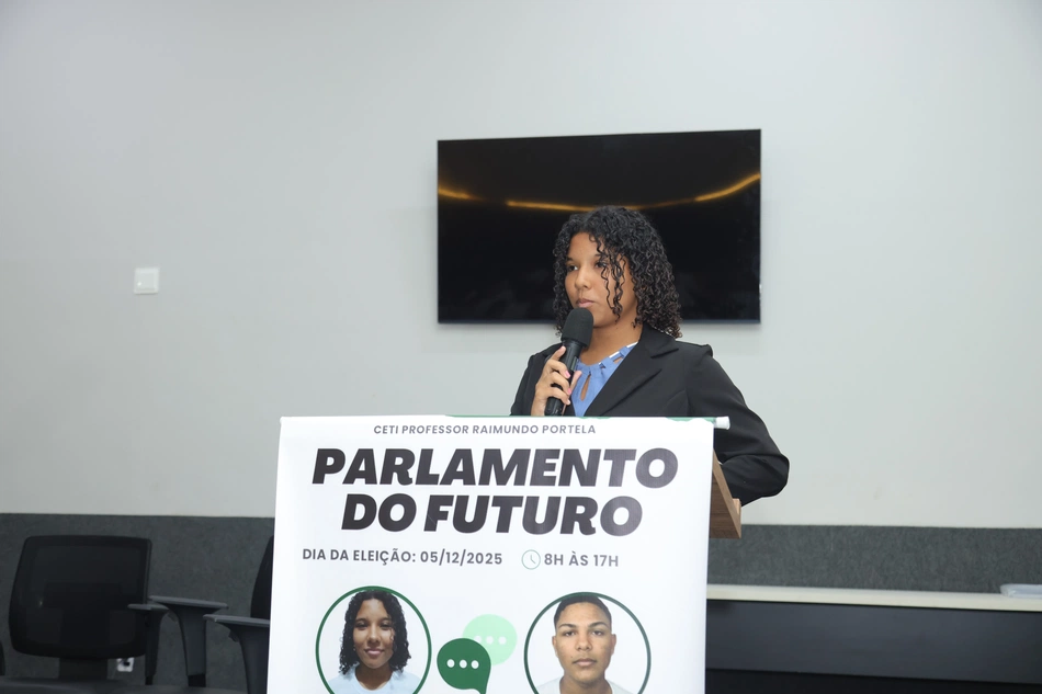 Jovem participa de simulação de debate político