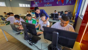 sala d aula de informatica computadores alunos ceti tempo integral seduc