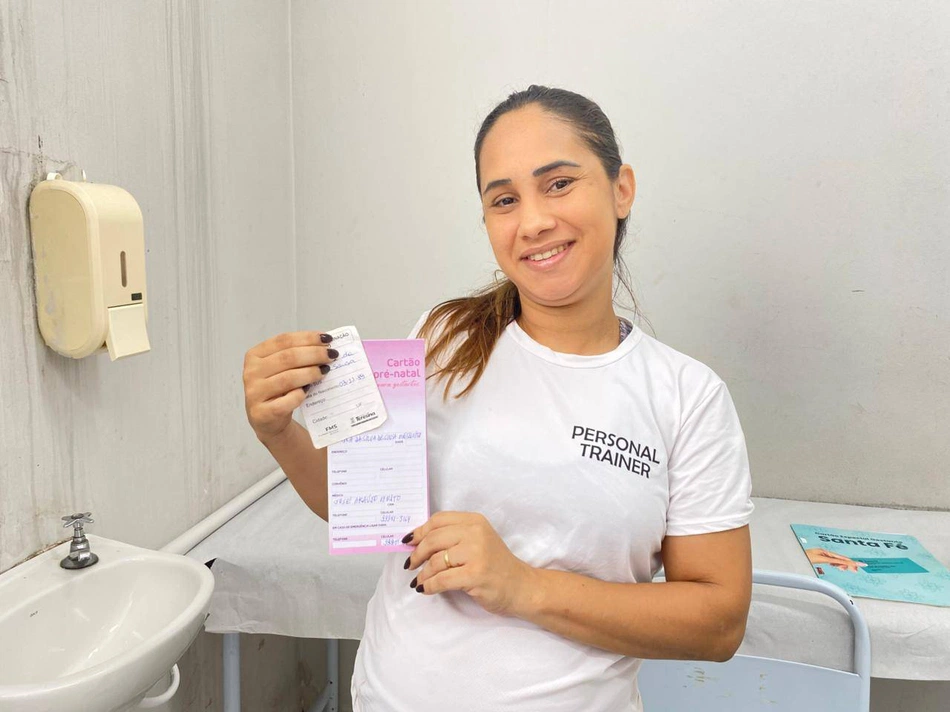 Gestante se vacinando contra o VSR