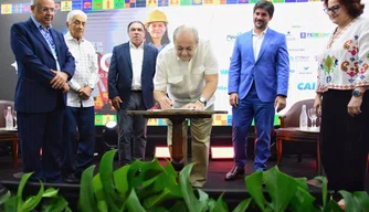 Silvio Mendes assinando contrato com a Caixa Econômica Federal