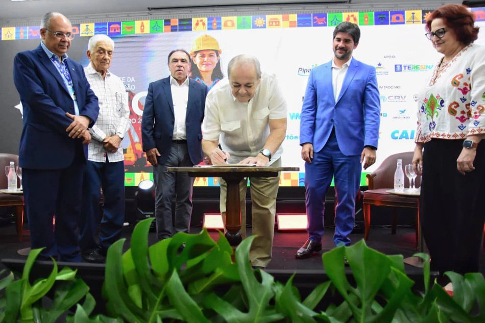 Silvio Mendes assinando contrato com a Caixa Econômica Federal