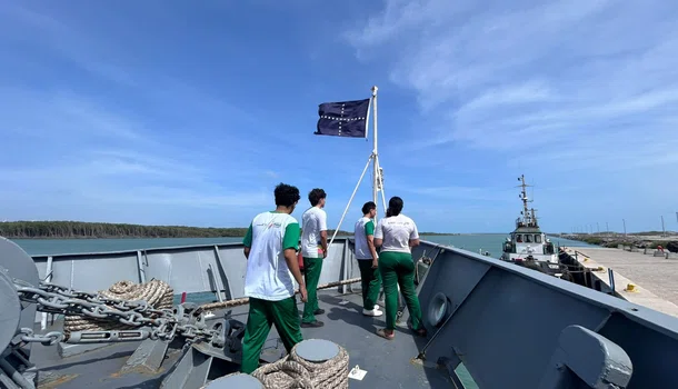 Estudantes da Escola do Mar visitam Navio-Patrulha
