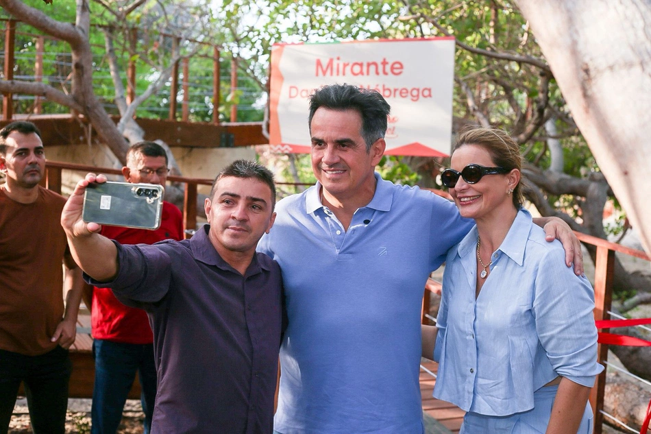 Senador Ciro Nogueira durante inauguração de ponto turístico em Cajueiro da Praia