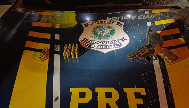 Arma e munições apreendidas