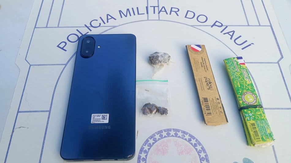 Celular e drogas são apreendidos durante ação tática da PM
