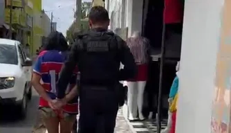 Polícia prende mulher suspeita de associação a um grupo criminoso