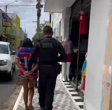 Polícia prende mulher suspeita de associação a um grupo criminoso