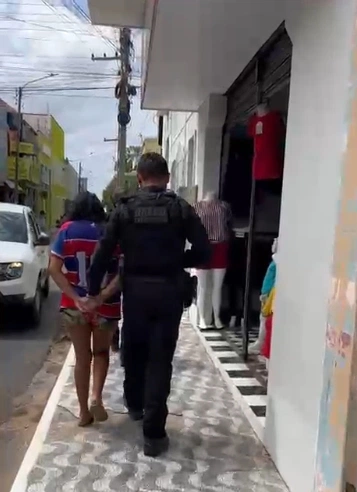 Polícia prende mulher suspeita de associação a um grupo criminoso