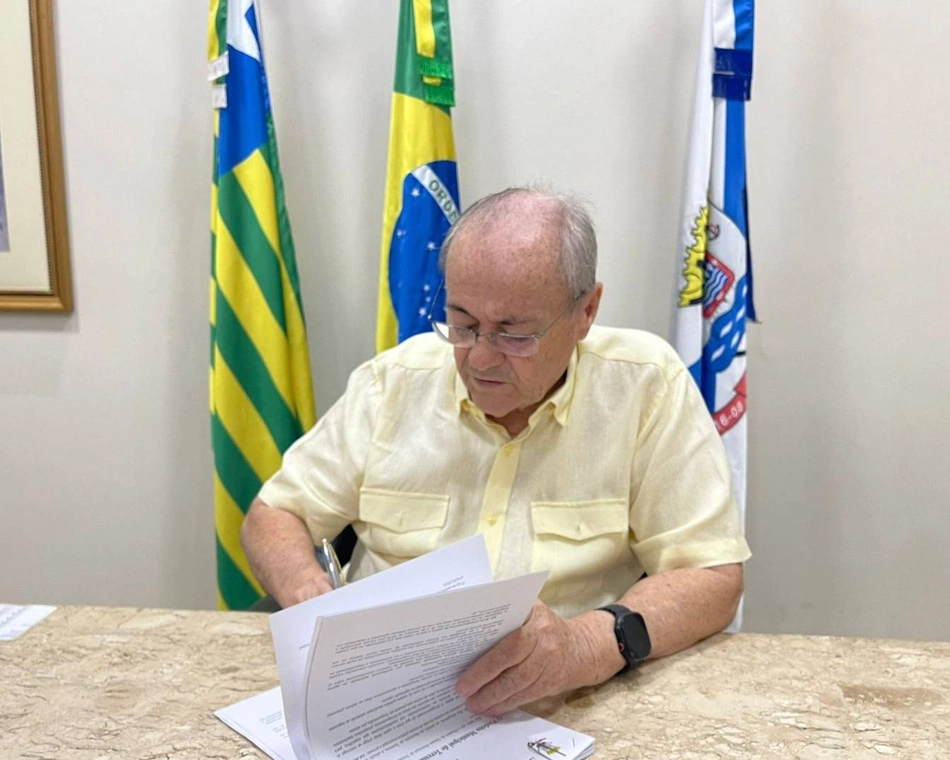 Prefeitura de Teresina sancionou com a assinatura do prefeito Silvio Mendes