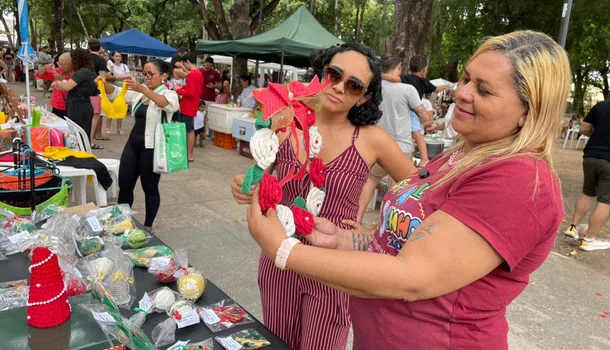 Usuários do CAPS produzem peças artesanais natalinas para feiras
