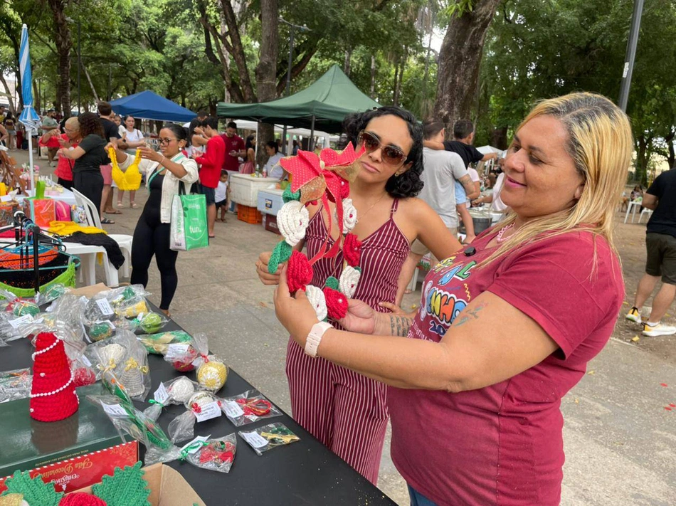 Usuários do CAPS produzem peças artesanais natalinas para feiras