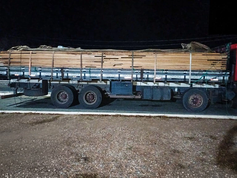 PRF apreende mais de 50 m³ de madeira em diferentes transportes irregulares no Piauí