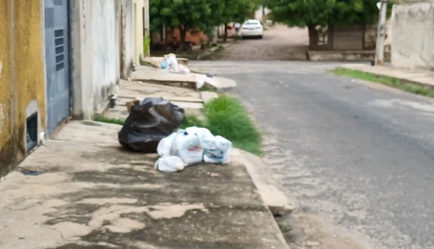 Acúmulo de lixo no bairro Colorado