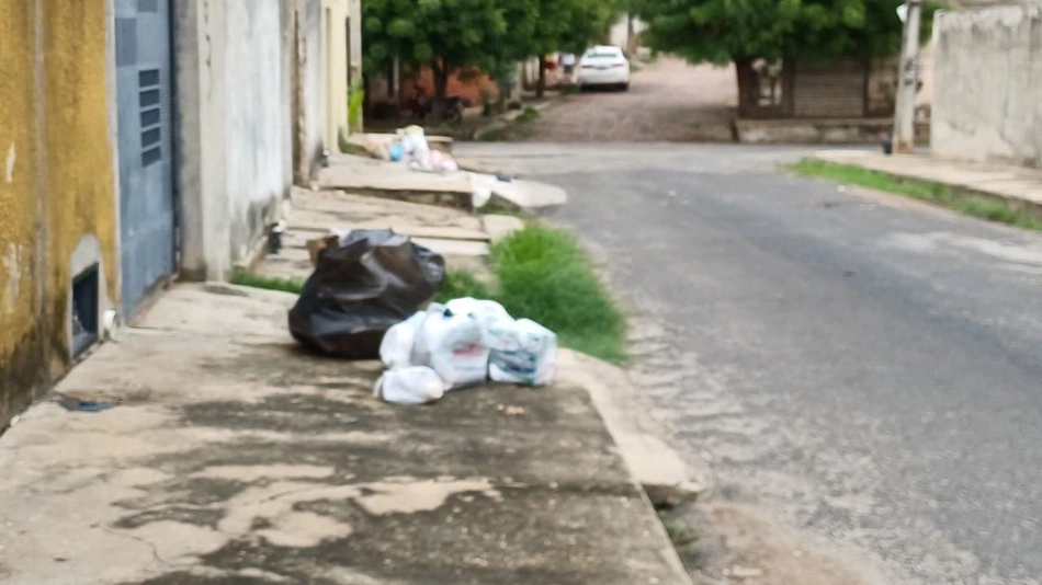 Acúmulo de lixo no bairro Colorado