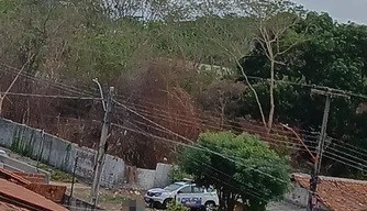 Corpo encontrado em terreno baldio