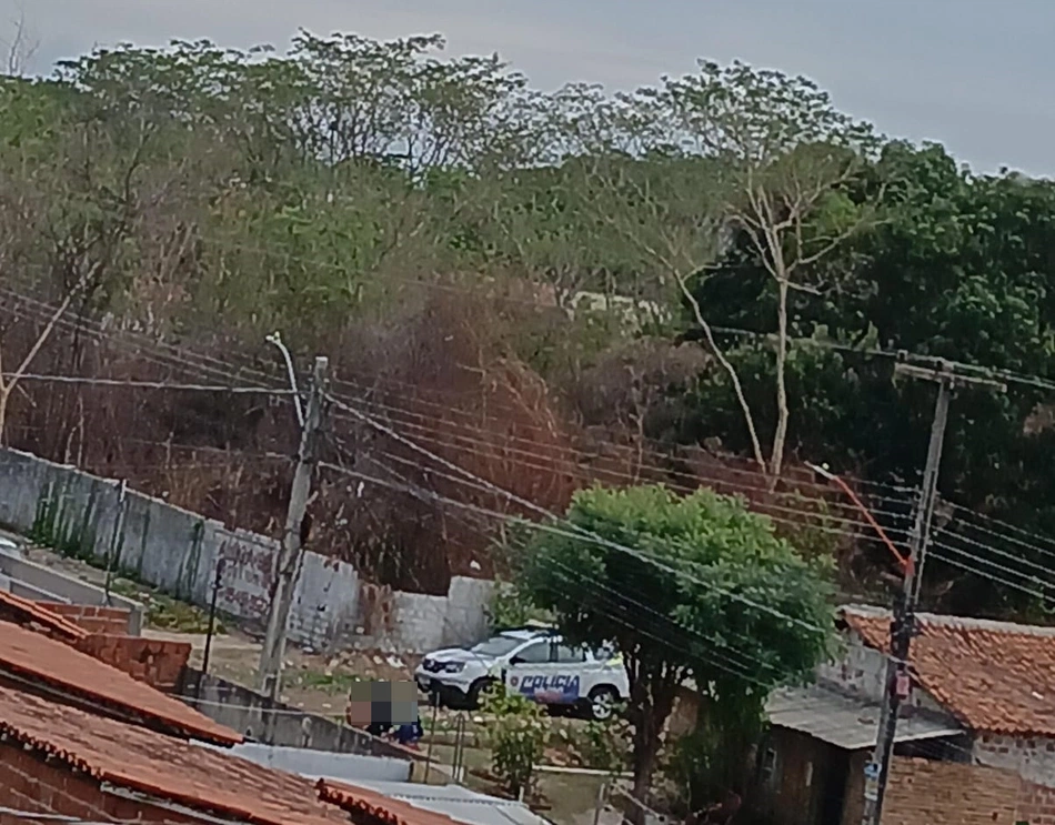 Corpo encontrado em terreno baldio