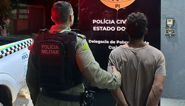 PM conduz suspeito à delegacia de Curimatá