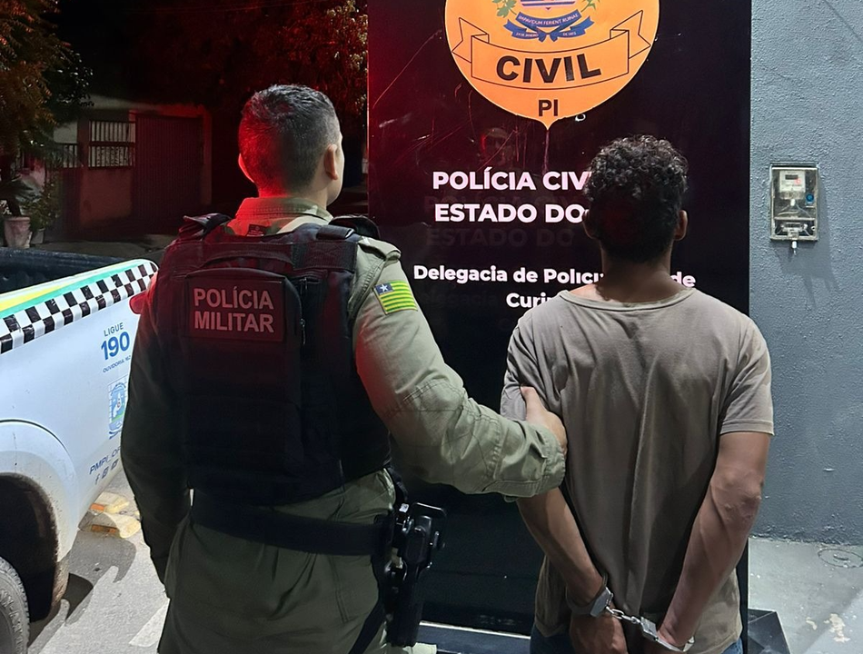 PM conduz suspeito à delegacia de Curimatá