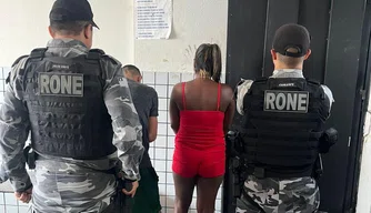 Dupla presa por tráfico de drogas e porte ilegal de arma