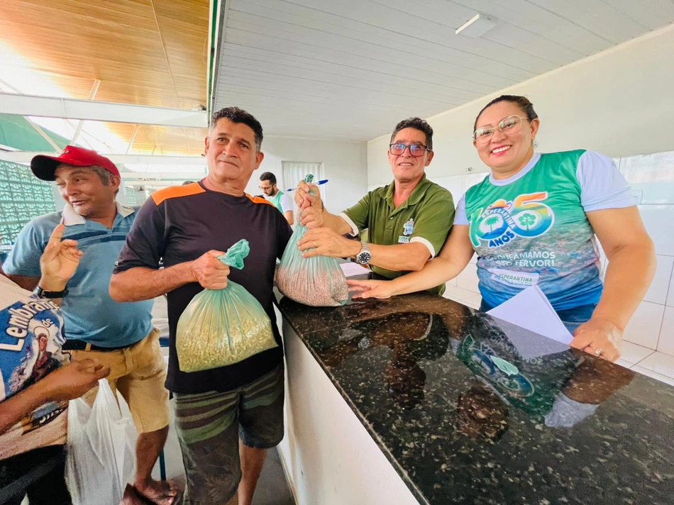 Entrega de sementes a produtores rurais