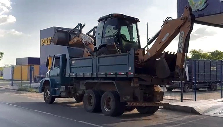 Caminhão que levava trator de forma irregular na BR-316, em Teresina