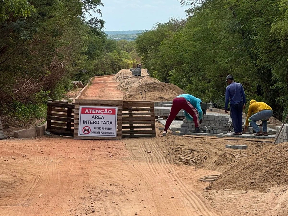 Obra de pavimentação em Coronel José Dias