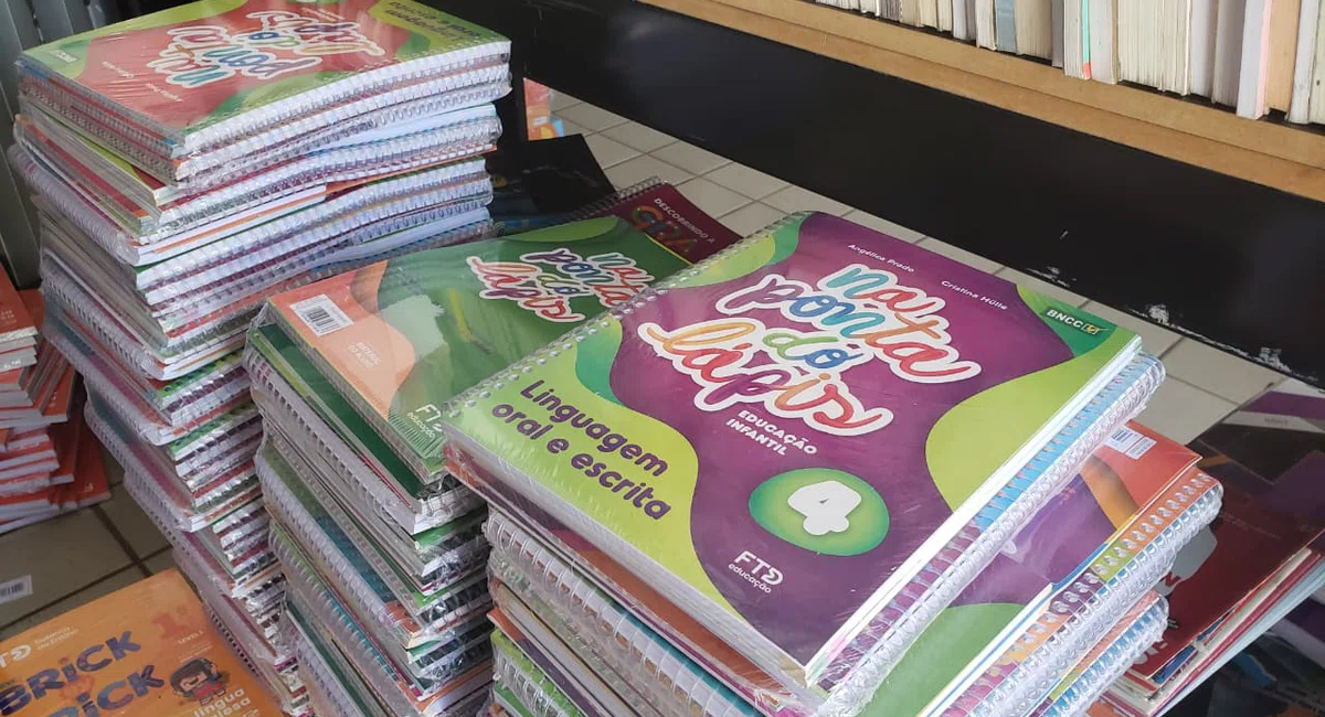 Feira de Livros na Praça do Fripisa
