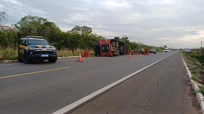 Caminhão tombado