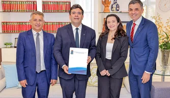 Da esquerda à direita: ex-reitor Evandro Alberto, governador Rafael Fonteles, vice-reitora e reitor