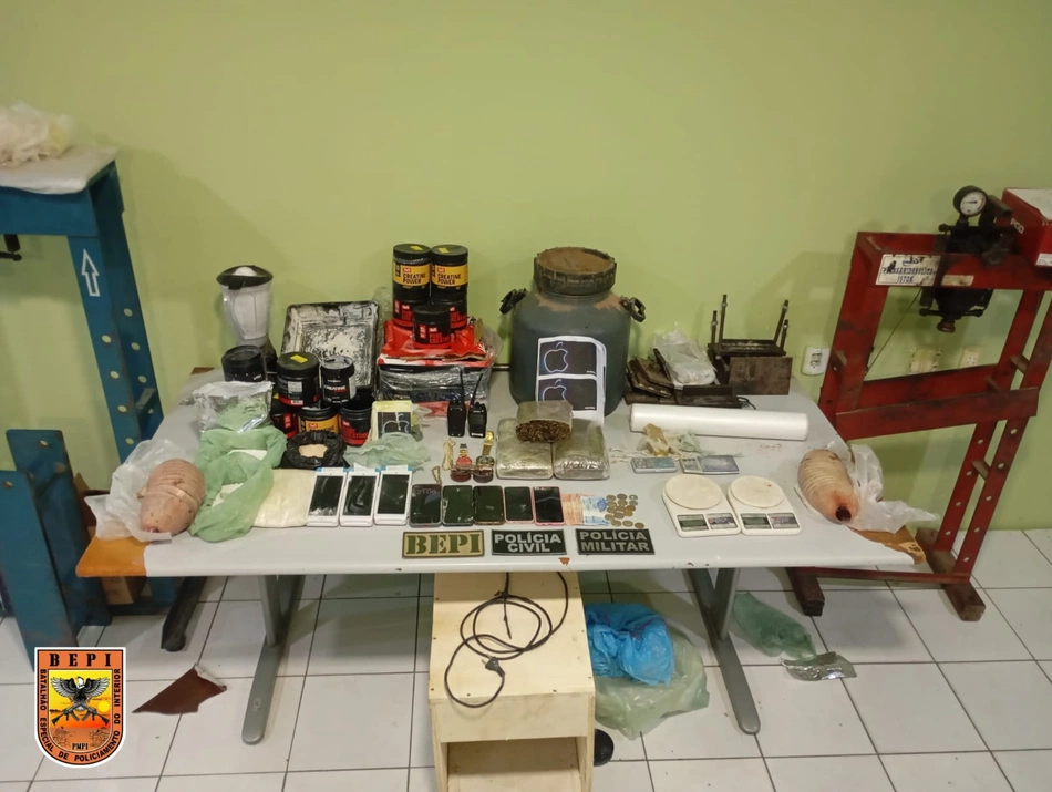 Materiais apreendidos em laboratório de drogas durante operação integrada em São Julião