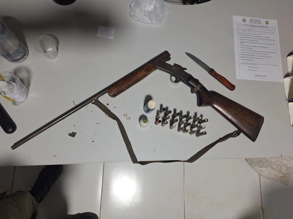 Polícia Militar prende homem que ameaçava pessoa com arma de fogo
