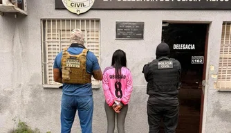 Mulher investigada por roubo majorado e suspeita de tráfico de drogas