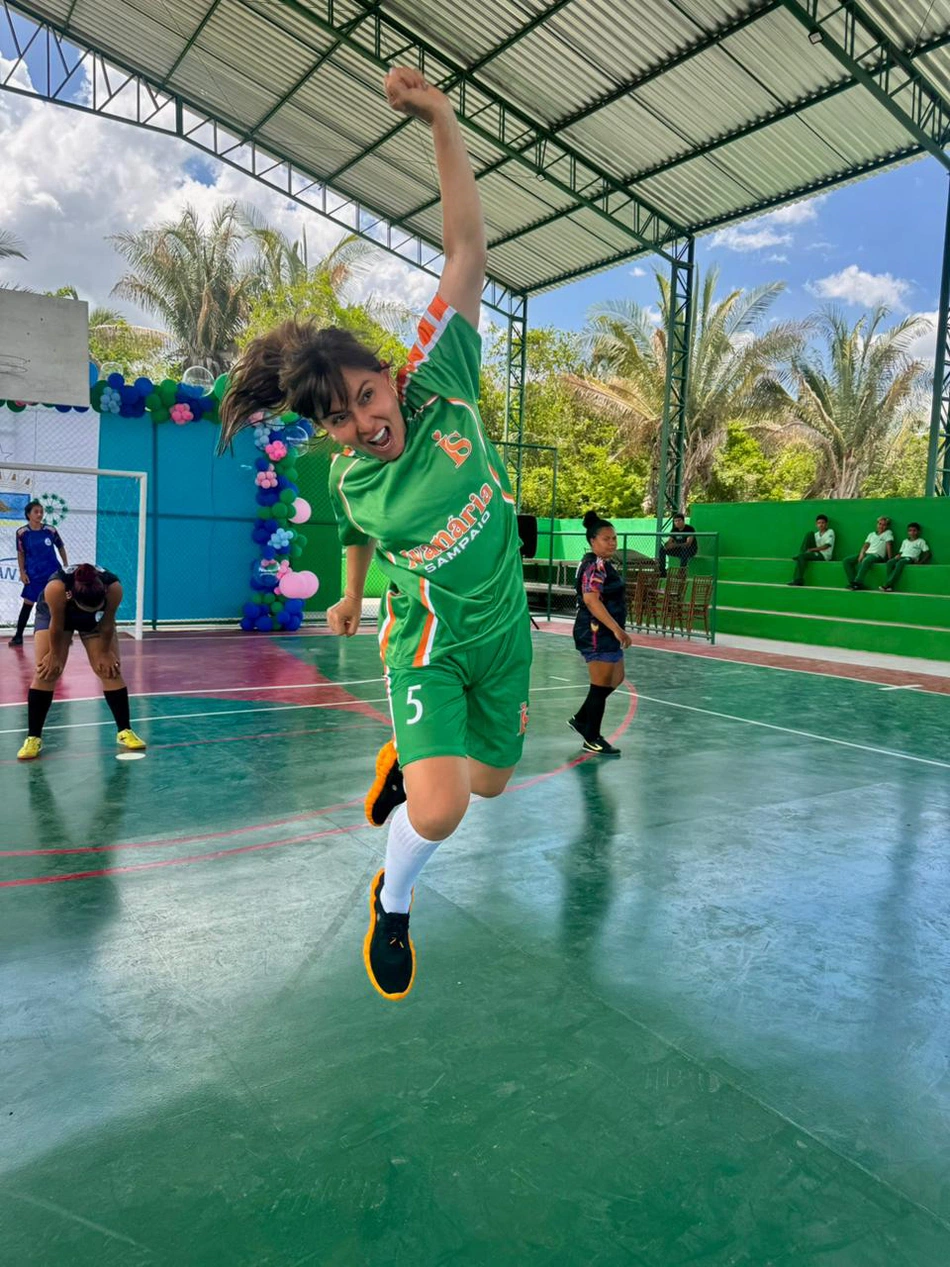 Ivanária Sampaio comemora inauguração de quadra poliesportiva