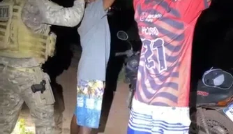 Suspeitos por envolvimento com o tráfico de drogas são presos durante operação]