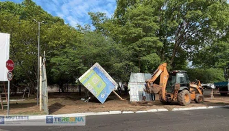 Outdoors irregulares são removidos pela SDU Leste em Teresina